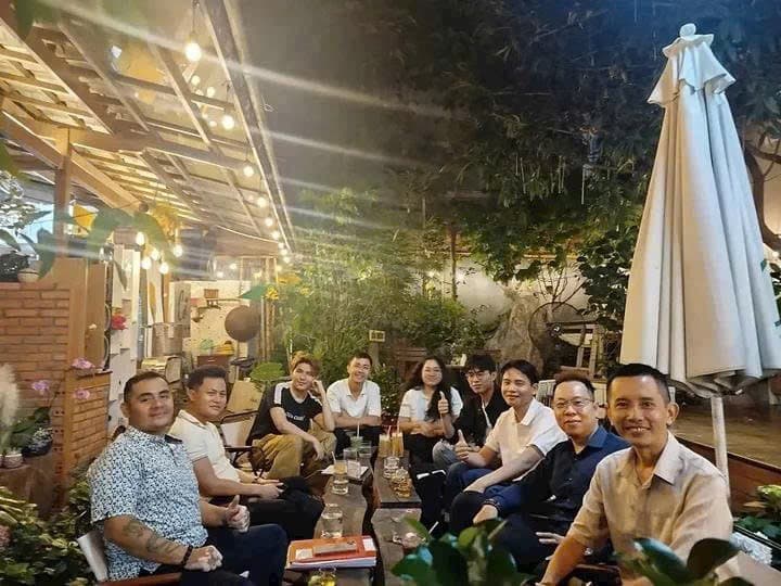 Intercontinental Club friends gathered for an evening conversation at Cỏ Quán Café